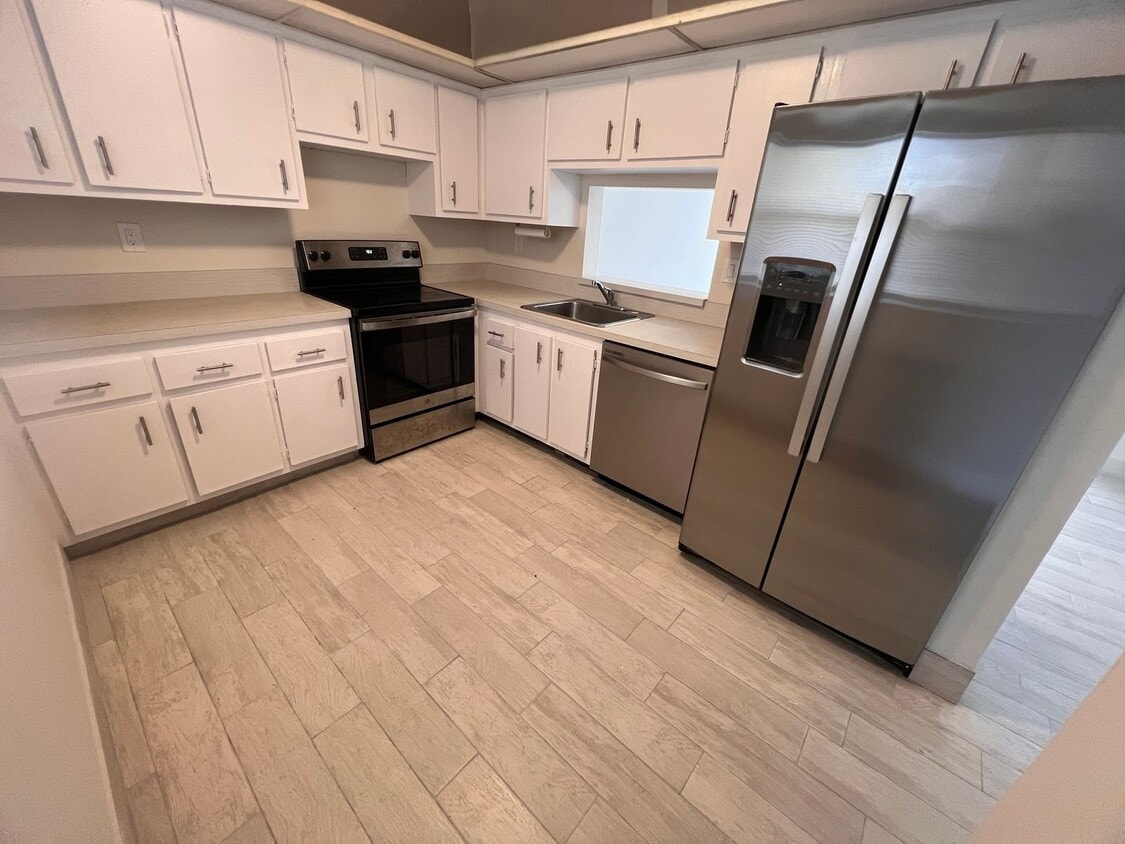 Great unit with pool view, pretty tile flooring. - Great unit with pool view, pretty tile flooring.