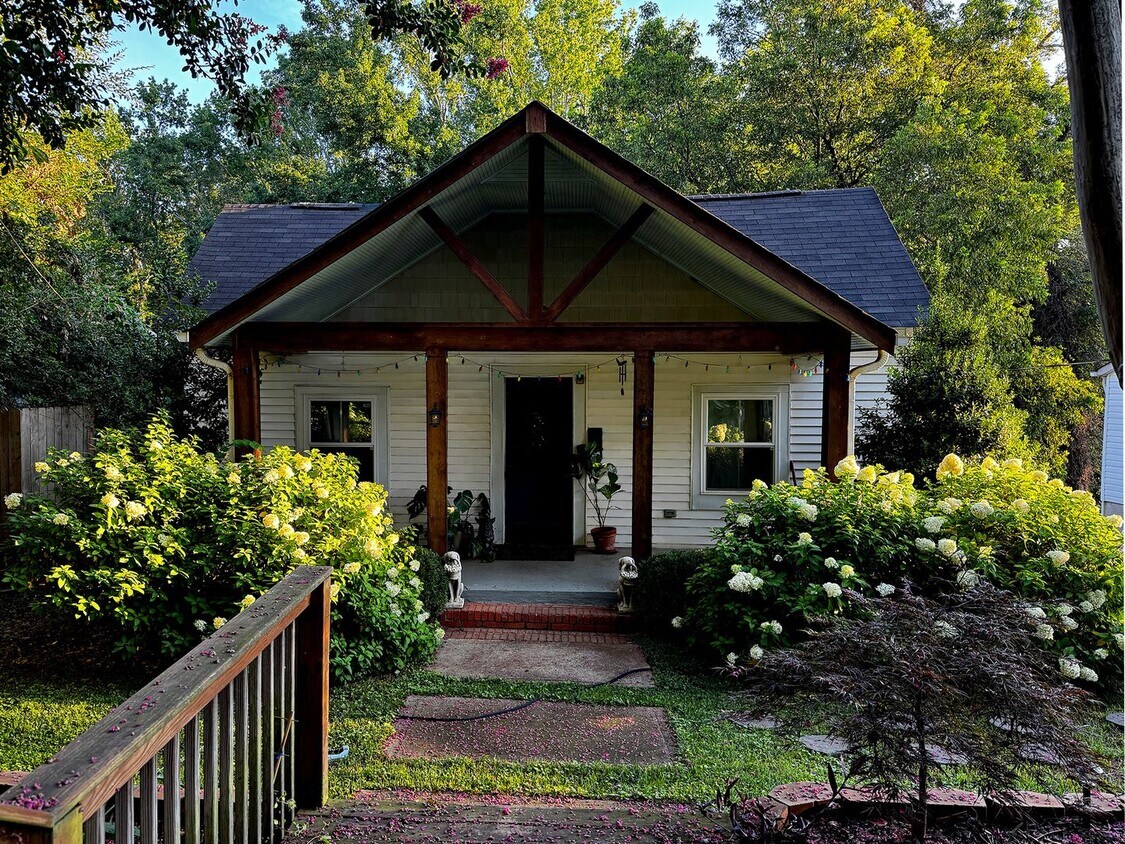 Primary Photo - 2/2 Home for Rent Just 5 Minutes from Down...