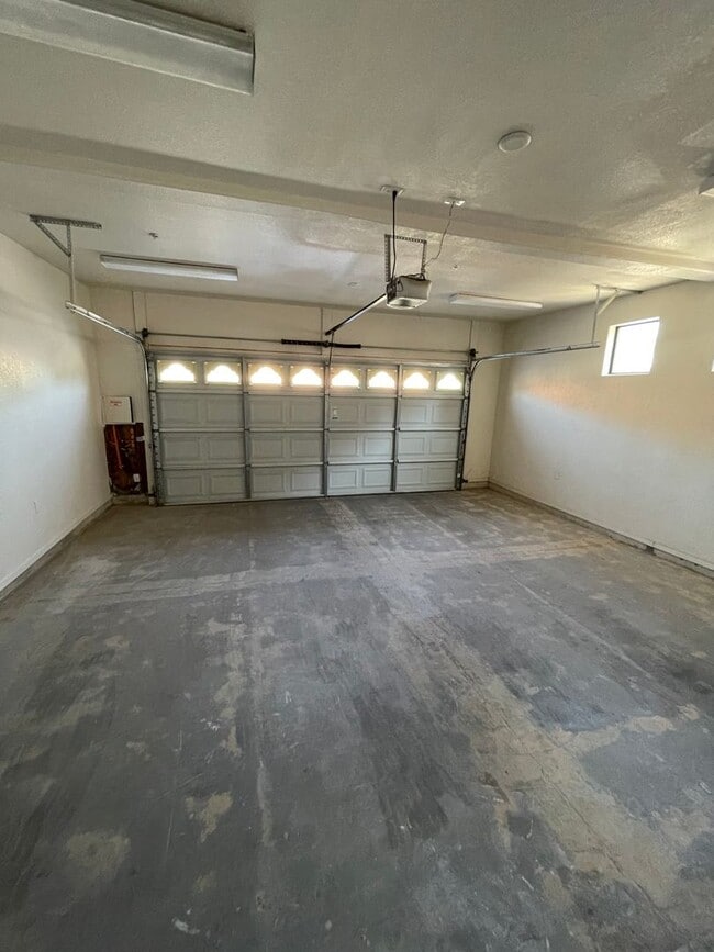 Building Photo - BEAUTIFULLY REMODELED TOWNHOUSE!