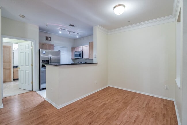 Building Photo - Beautiful 2 Bed 2 Bath Condo Beautiful Com...