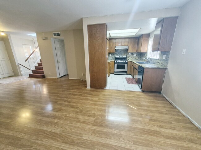 Foto del edificio - 1836 E Huntington Dr