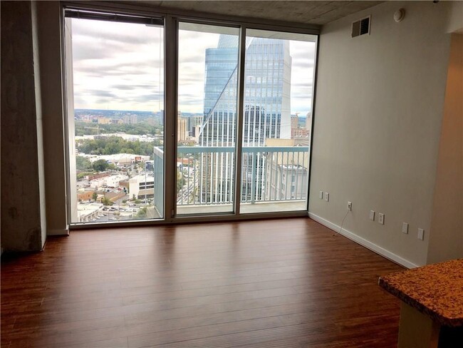 Foto del edificio - Spacious 1 Bedroom Condo in Heart of Buckh...