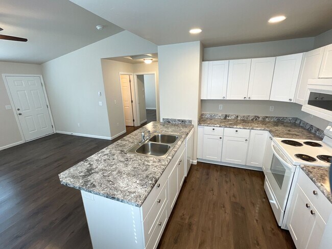 Foto del edificio - 275 Rickenbacker Ave