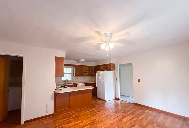 Building Photo - 911 Hollycrest Dr