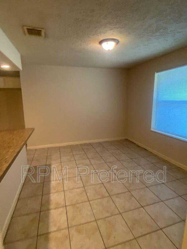 Building Photo - 13111 Maxim Dr