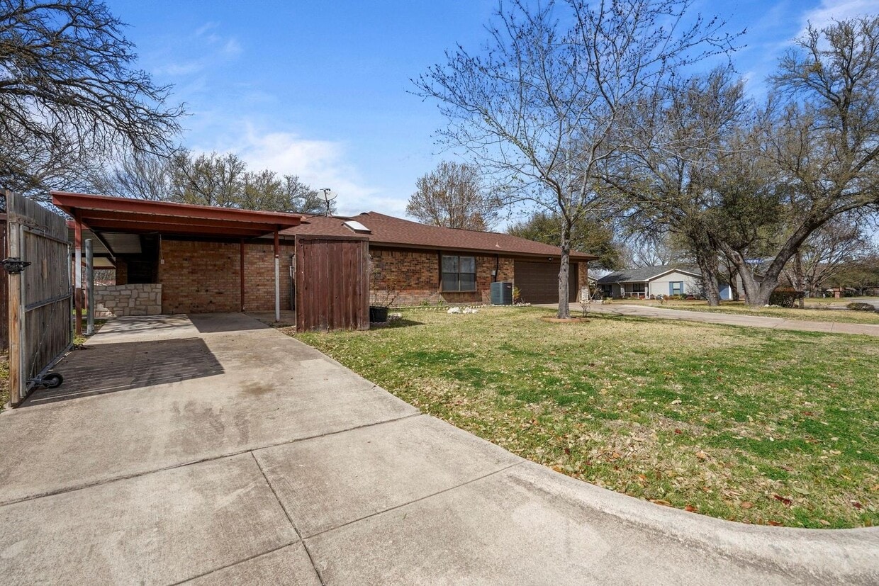 Building Photo - Great 4 Bed, 2 Bath Rental in the Heart of...