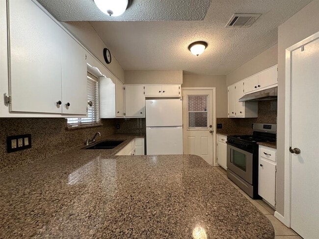 Building Photo - 5704 Cedardale Dr