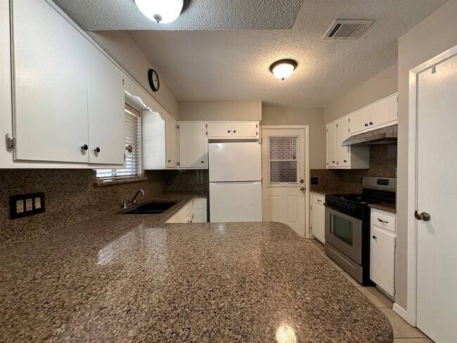 Foto del edificio - 5704 Cedardale Dr
