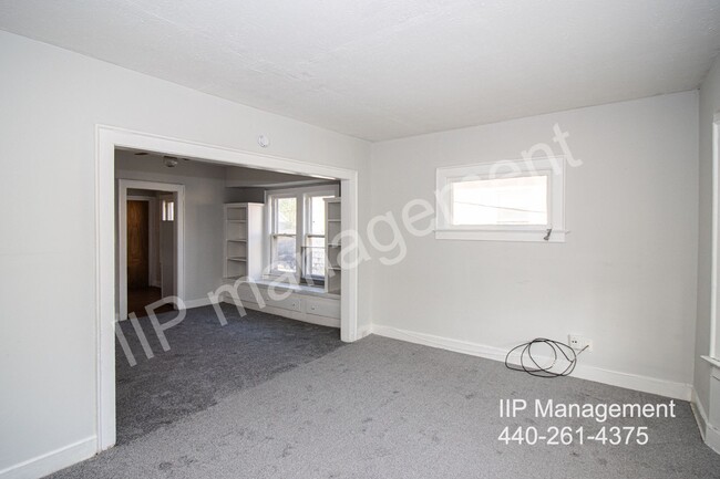 Foto del edificio - Lovely 2 Bed, 1-Bath Upper Unit in Clevela...