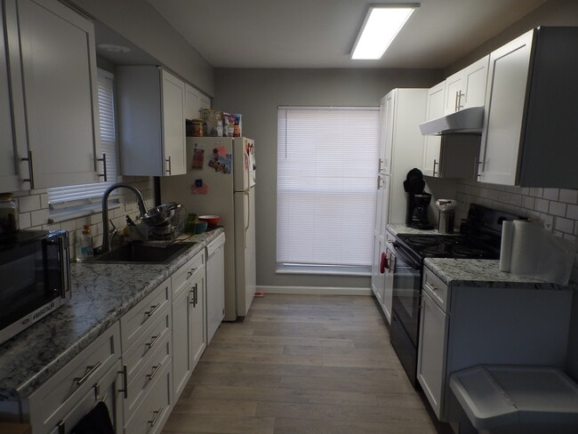 looking from DR to kitchen - 10008 W 95th St