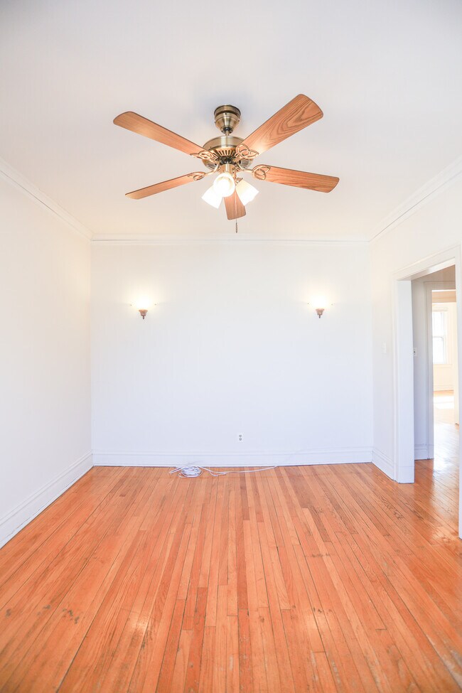 Building Photo - 4412 N Greenview Ave