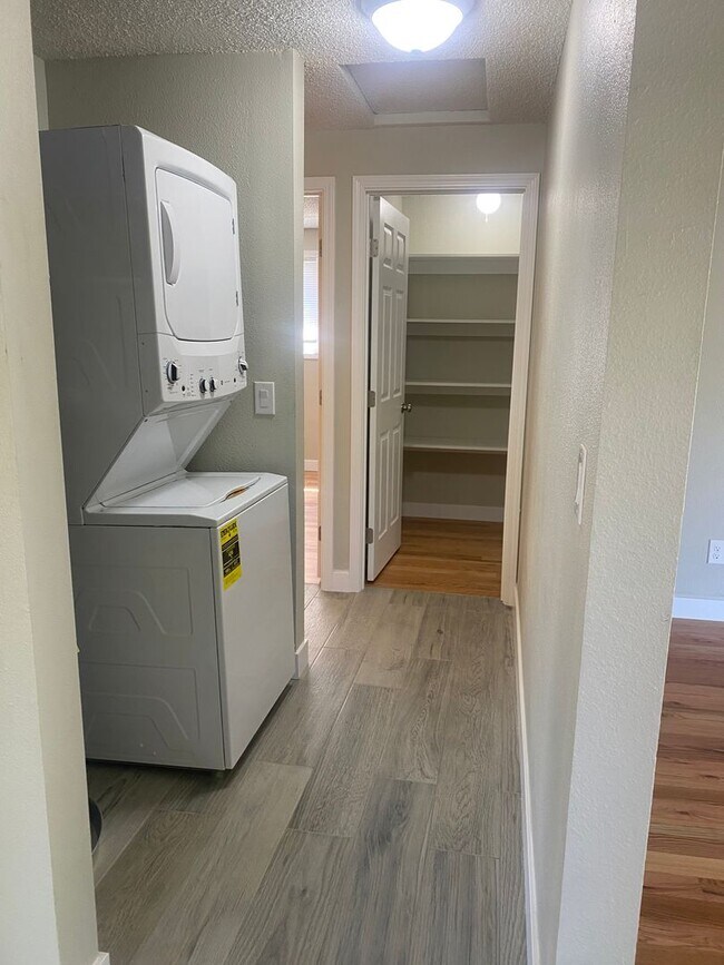 Foto del edificio - 5707 East Dr