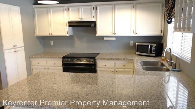 Building Photo - 1621 W Wickieup Ln