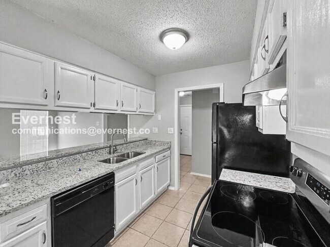 Building Photo - Limited Time Special / 3 Bed/2 Bath Home with Garage / Pet-Friendly / Coming Soon!