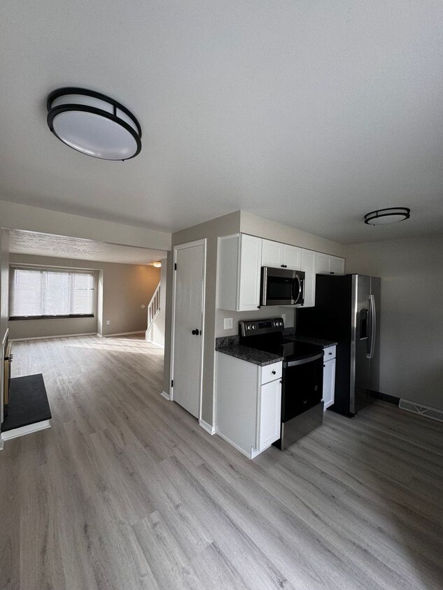 Foto principal - For Rent: 2 BD | 1.5 BTH | Garage | Spacio...