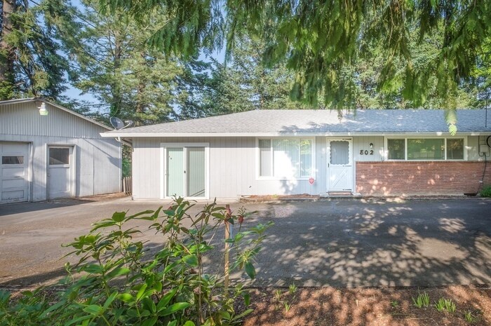 Primary Photo - Single Level Duplex close to Linfield!