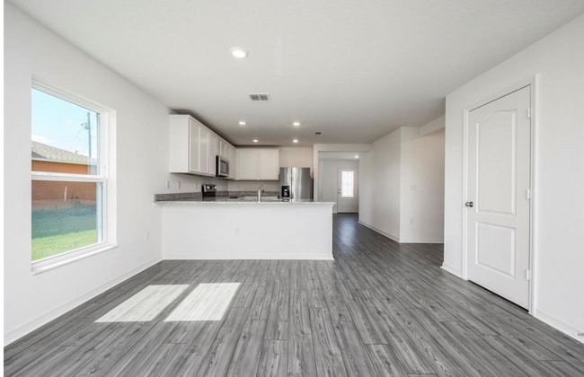 Foto del edificio - 5236 Imagination Dr