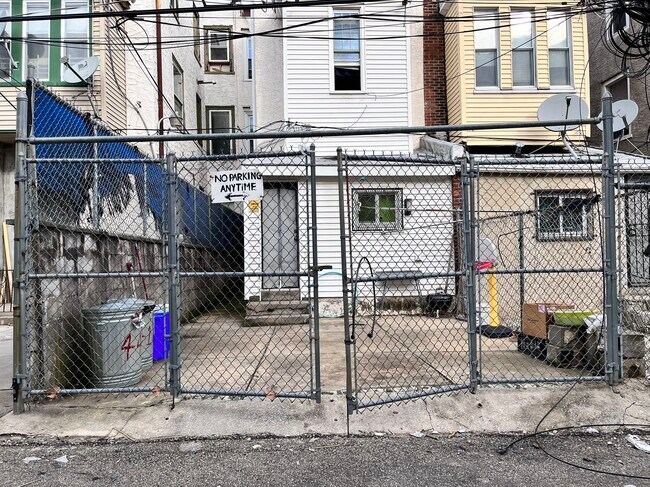 Building Photo - 4418 Sansom St