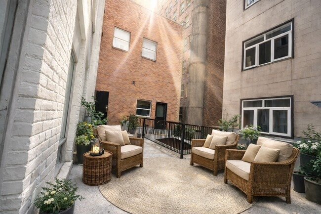 Building Photo - 705 Main St