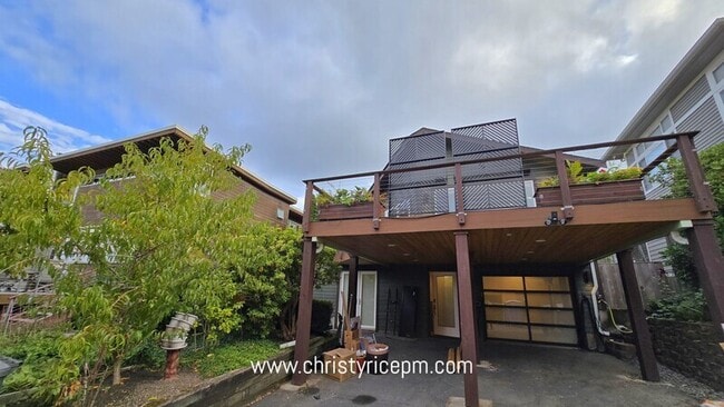 Building Photo - 609 13th Ave W