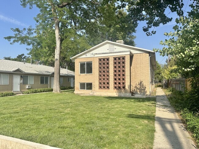 Building Photo - 1542 S Green St