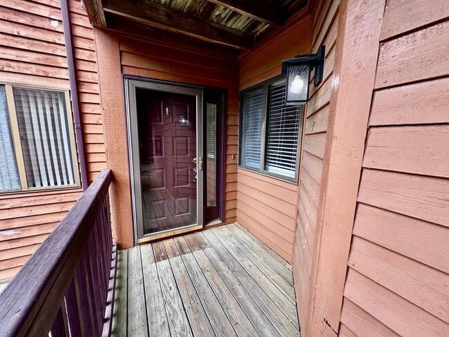 Foto del edificio - Gorgeous Condo right off Shore Dr, a stree...