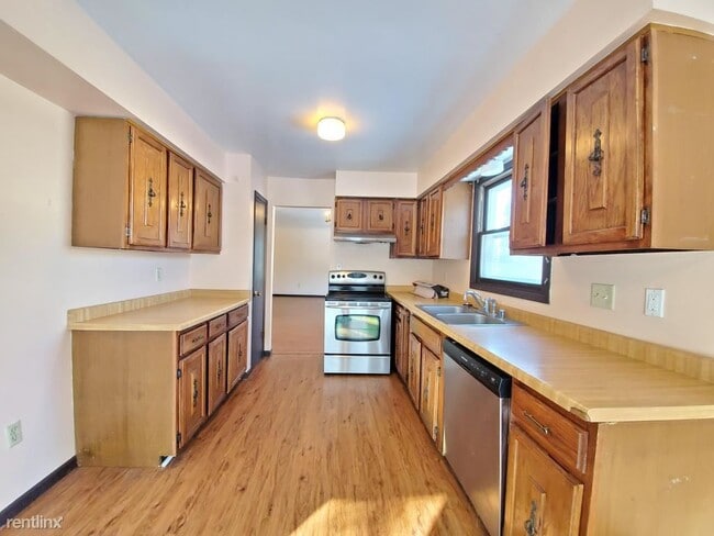 Building Photo - 3 br, 2.5 bath Townhome - 16515 Dane Ct E