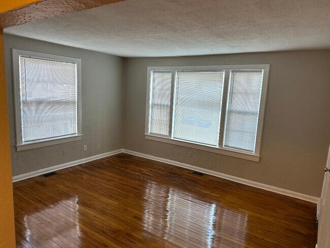 Living room - 2743 Riverside Ave