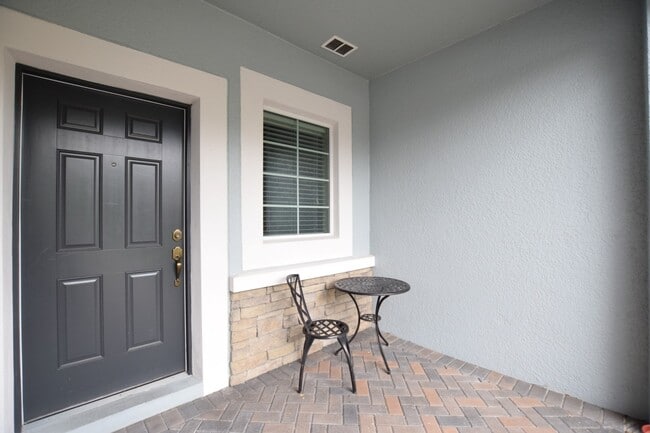 Foto del edificio - Beautiful 2 Bed 2.5 Bath with Loft Gated Town Home for Rent in Sanford, FL!