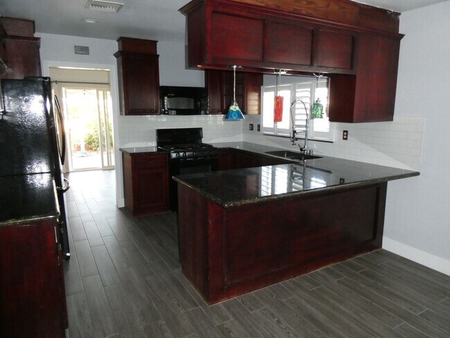 Foto del edificio - COMING SOON! Single Story Pool House for R...