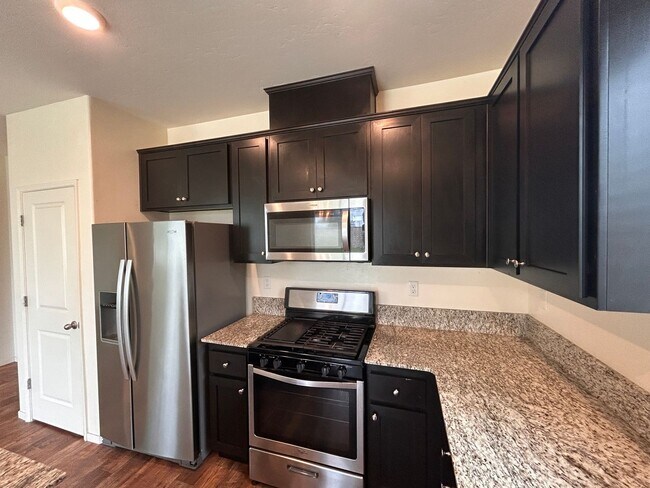 Building Photo - Don't miss this out 3 bedroom 2 bath with solar in Hanford!