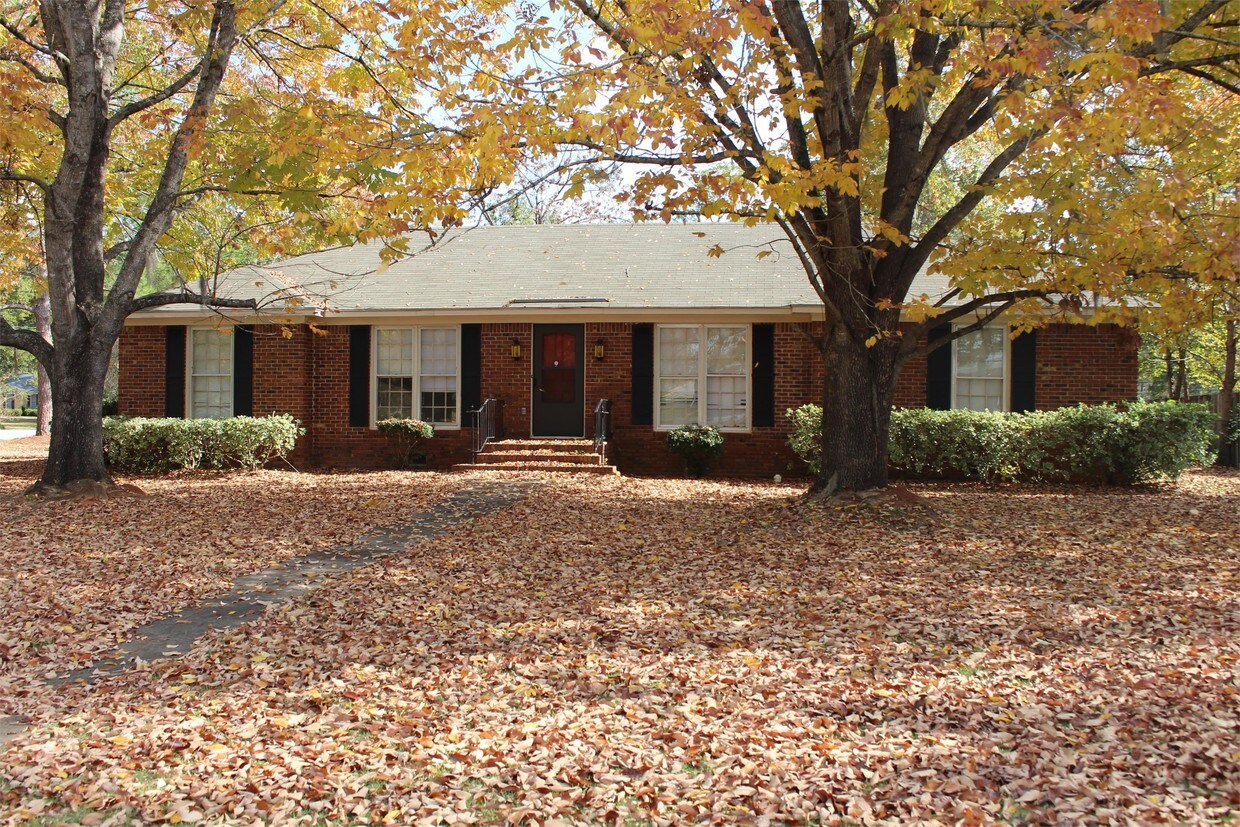Primary Photo - 438 Kingswood Dr