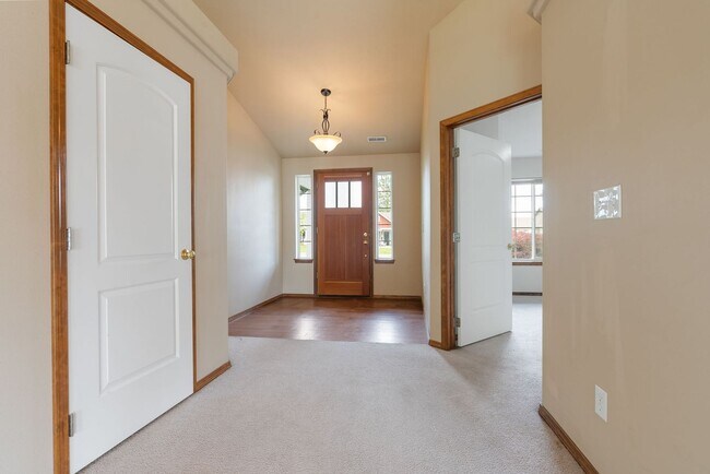 Building Photo - 3 Bedroom Home with a 3 Car Garage in Deer...