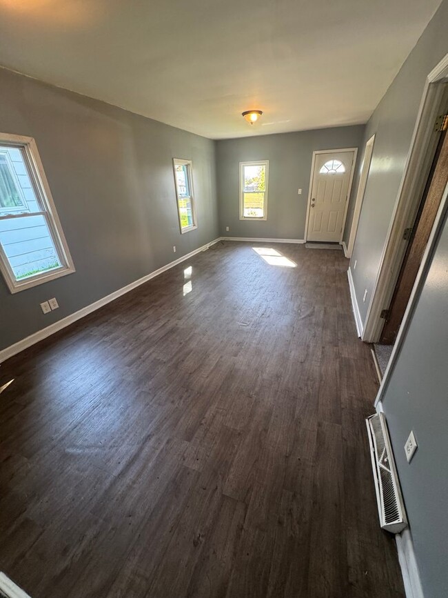 Building Photo - 2 Bed 1 Bath Saginaw Home w/ Garage