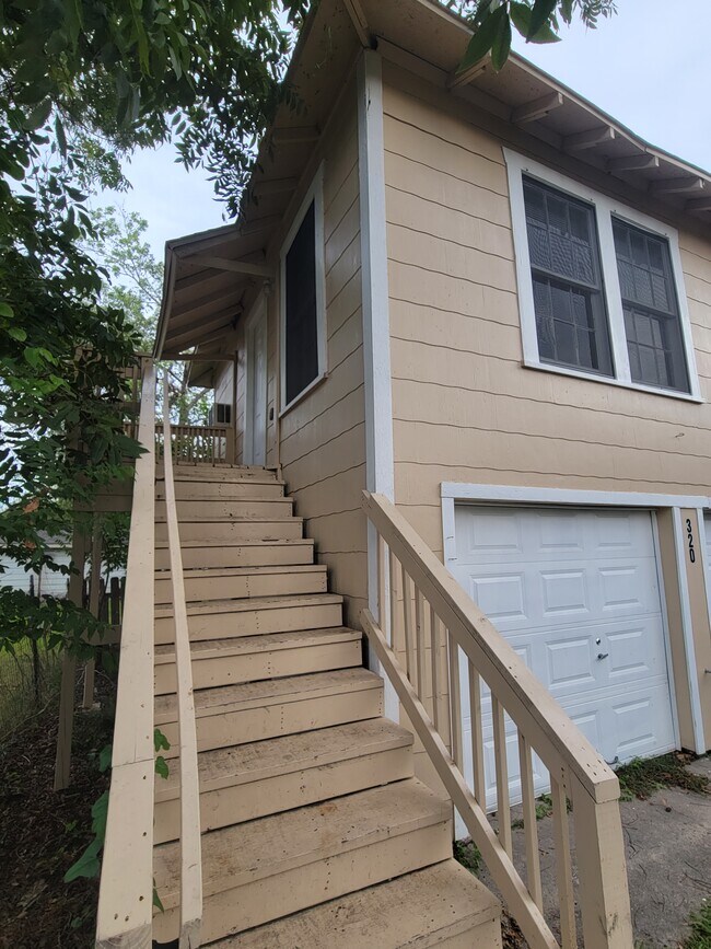 Sube las escaleras - 320 S Ashbel St