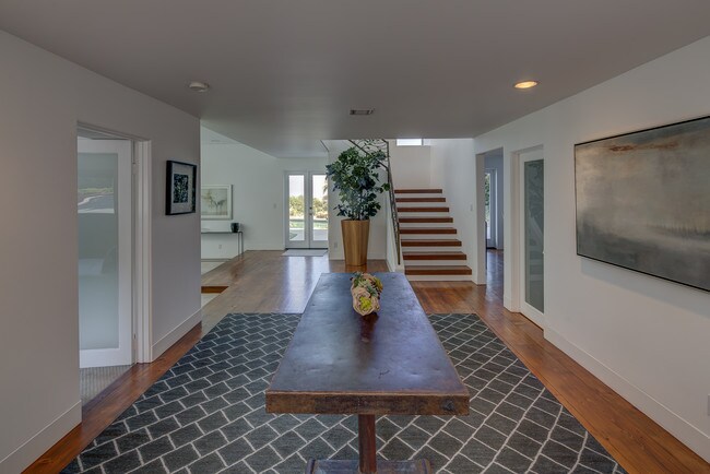 Building Photo - 2501 Banyan Dr