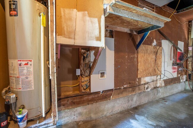 Building Photo - Sweet 2 Bedroom, 1 bath  Newly Renovated