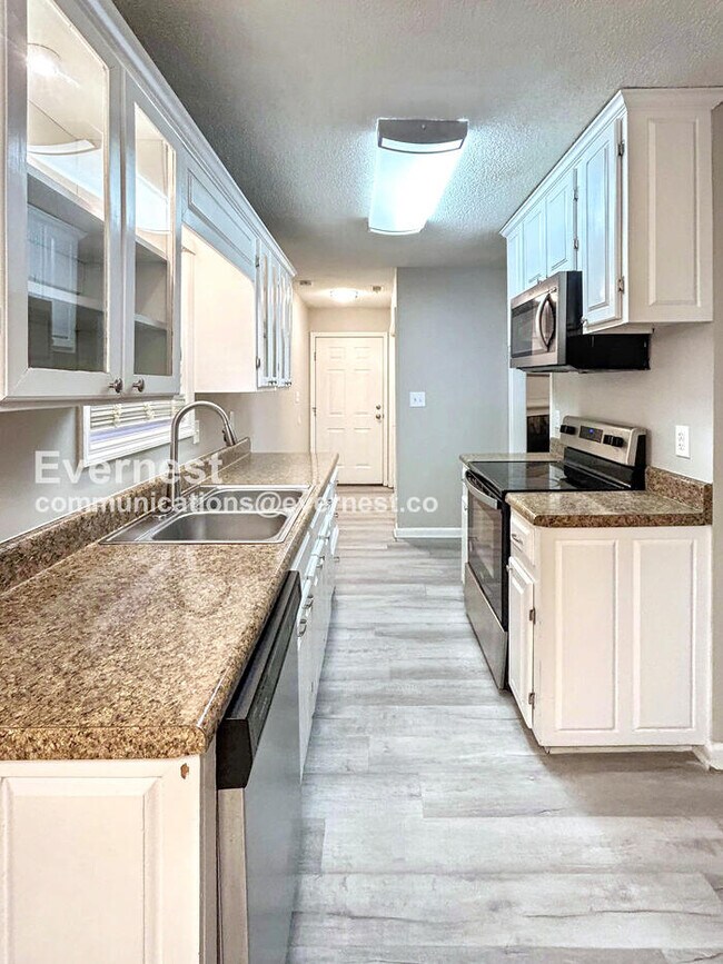 Foto del edificio - Limited Time Special Offer / 5 Bed, 3.5 Bath Home with Attached Garage / Pet-Friendly / Vouchers ...