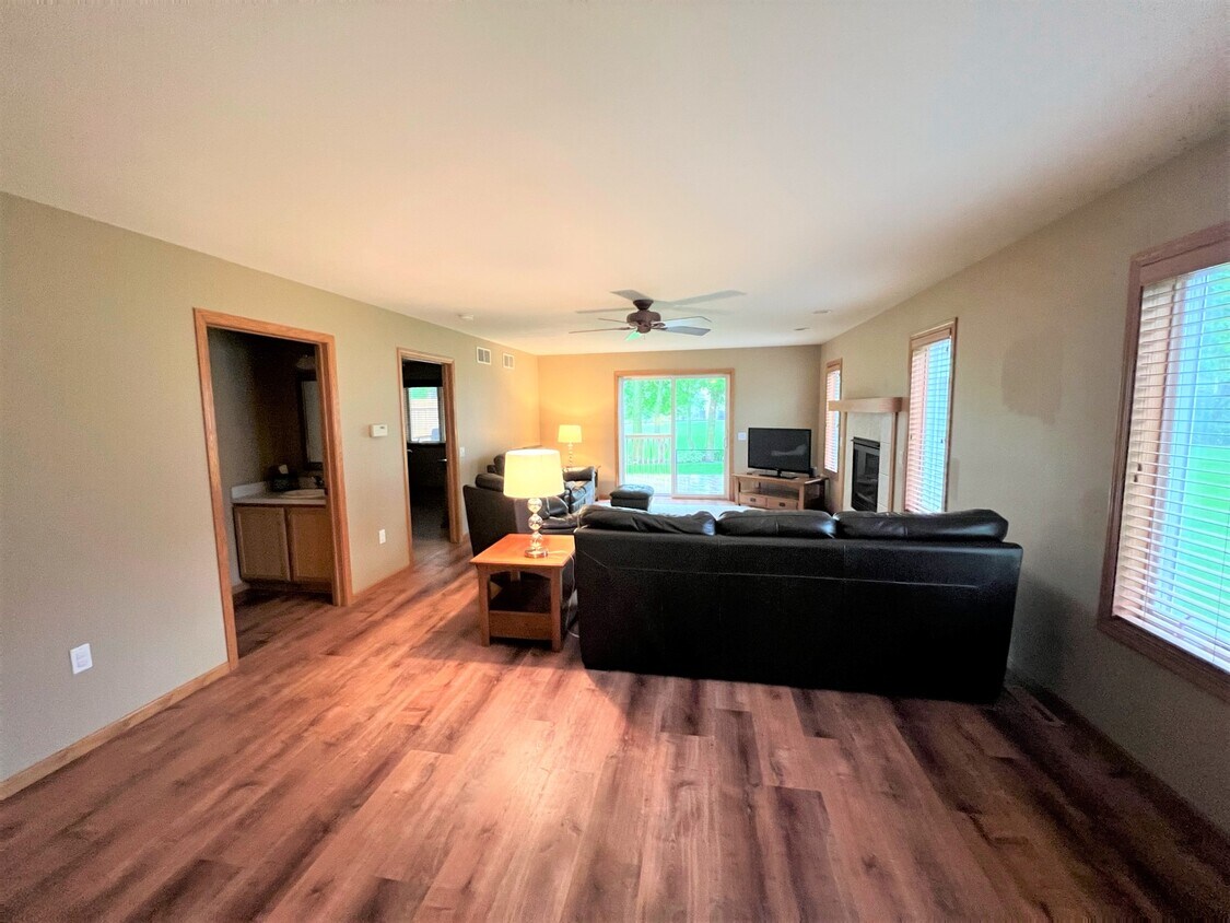 Huge duplex with tons of storage - 873 Harper Dr