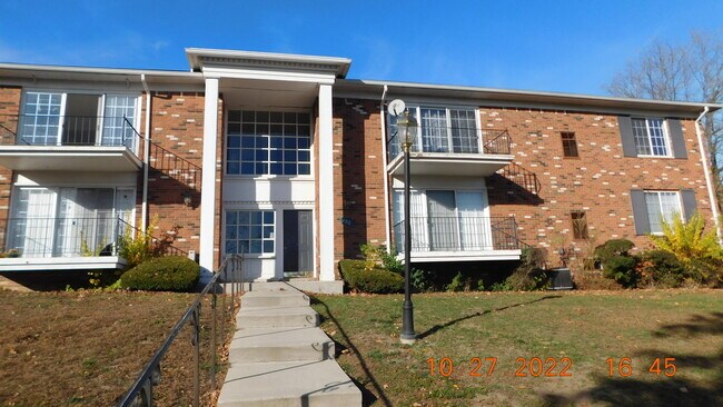 Building Photo - 490 N Fox Hills Dr