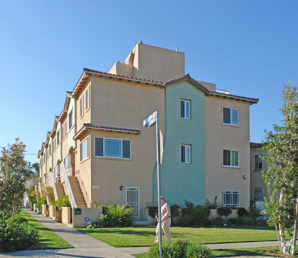 Building Photo - 1069 S Wooster St