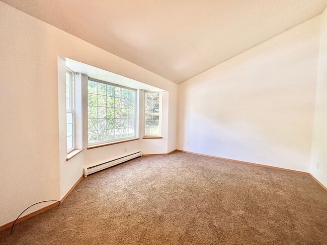 Building Photo - Great 4 bedroom home close to MSU & the ho...
