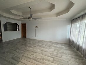 Building Photo - 702 Robin Cir