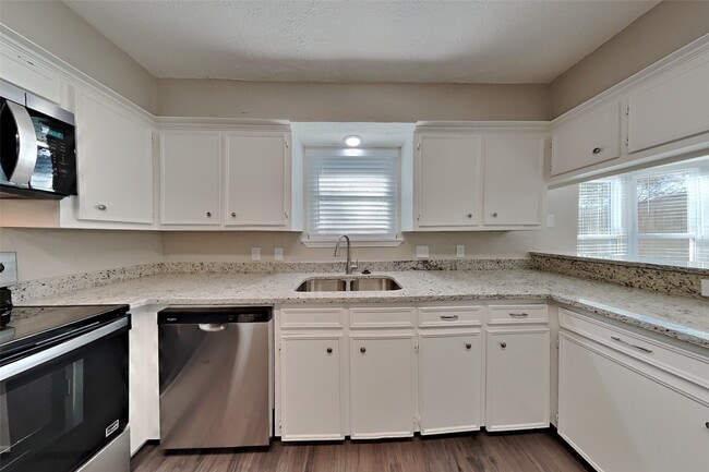 Foto del edificio - 6807 River Ml Dr