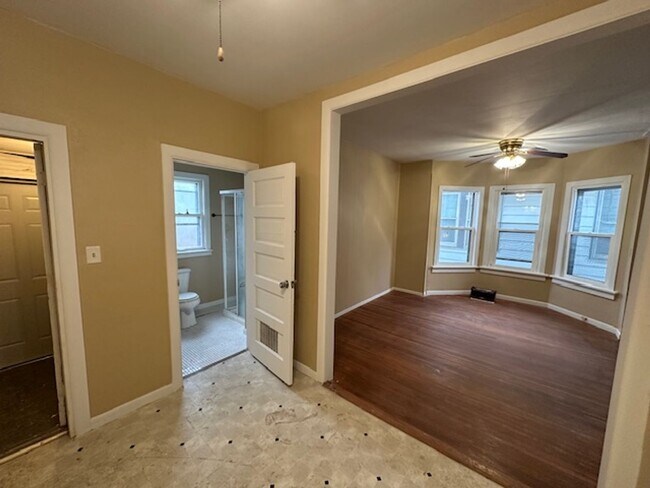 Foto del edificio - House for Rent with detached garage 3 BR/ 2 BA 61604