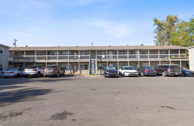 Building Photo - 474 E Norwich Ave