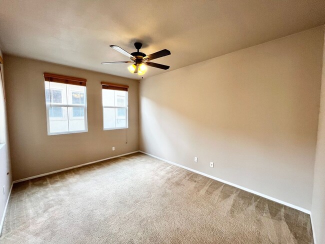 Building Photo - Fantastic 2B/2.5BA Townhouse w/ Washer/Dry...