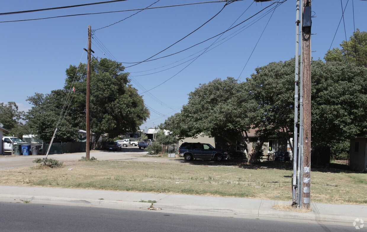 Building Photo - 5491 Jones Ave
