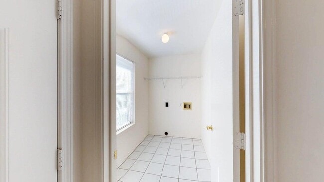 Building Photo - 896 Silverwood