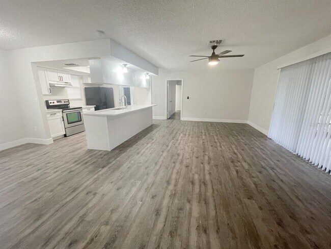 Foto del edificio - 12834 Lake Tree Ln